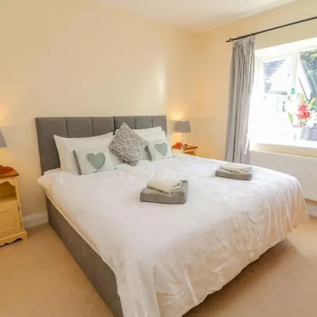 Two Acres- Spacious, Delightful, Pet Free Holiday home *